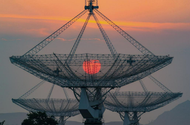 GIANT METREWAVE RADIO TELESCOPE (GMRT)